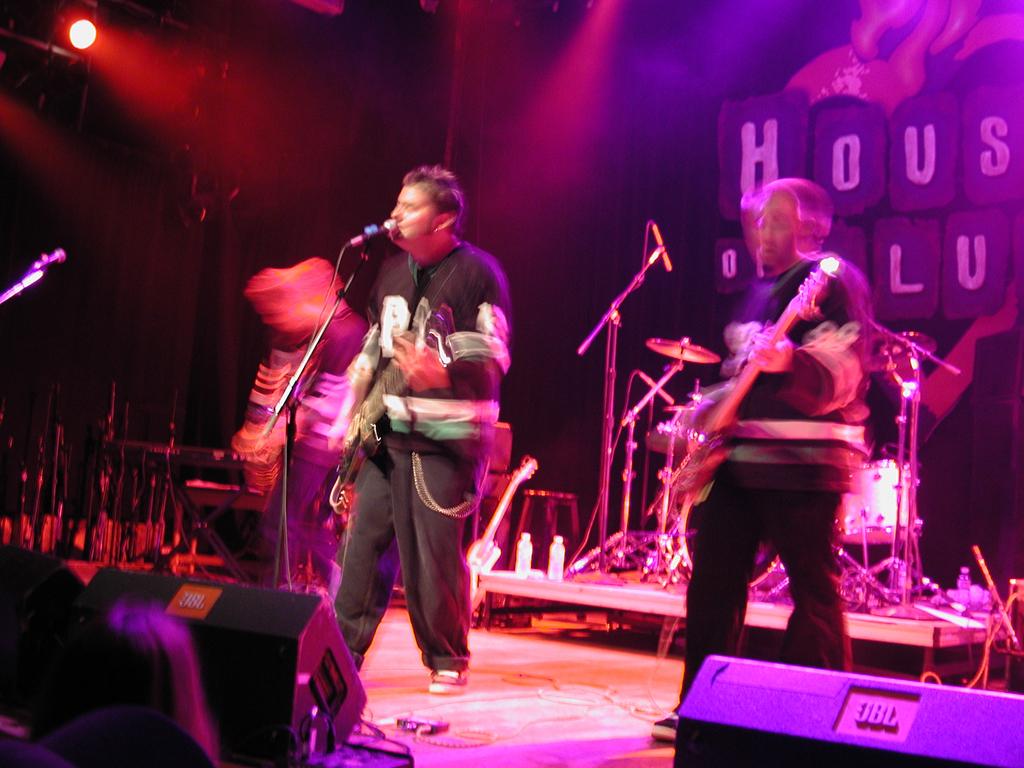Big Brett rocks the fucking house down!..he's the cool sexy beast on your left trying to sing